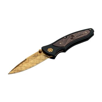 Navaja Böker Tirpitz Damast Gold con una hoja de acero Damasco carbono bañada en oro de 9,9 cm y empuñadura de aluminio con incrustaciones de madera de nogal de 13,0 cm. Forjada a partir del acero recuperado del acorazado Tirpitz