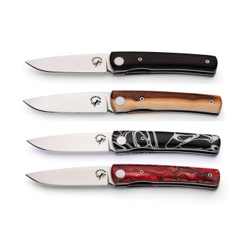 Navaja Salamandra Martina con una hoja de acero 440C de 7,5 cm y empuñadura en diferentes acabados (ébano, pistacho, metacrilato rojo o metacrilato negro) de 9,3 cm.