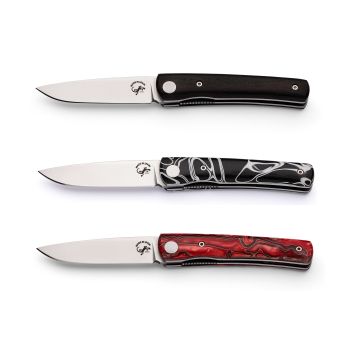 Navaja Salamandra Martina con una hoja de acero 440C de 7,5 cm y empuñadura en diferentes acabados (ébano, pistacho, metacrilato rojo o metacrilato negro) de 9,3 cm.