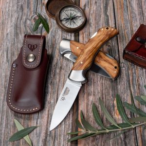 Navaja Cudeman 323-LF hoja de acero MoVa 1.4116 de 9,5 cm y empuñadura de olivo satinado de 11,5 cm con funda de cuero