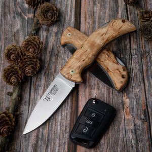 Navaja Cudeman 325-D con hoja de acero böhler N-690Co de 9,5 cm y empuñadura de abedul rizado con separador azul
