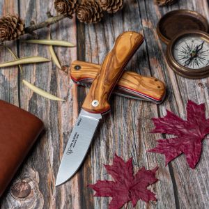 Navaja Cudeman 389-L Mini Pandora con hoja de acero Böhler N690Co de 8 cm y empuñadura de olivo con separador rojo de 10 cm