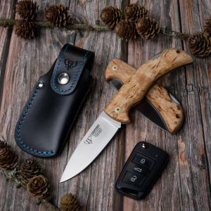 Navaja Cudeman 325-DF con hoja de acero böhler N-690Co de 9,5 cm y empuñadura de abedul rizado con separador azul y funda incluida